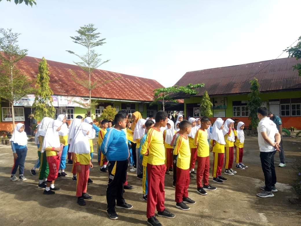 Petugas kesorga bersama promkes dan UKS puskesmas koto berapak melakukan tes kebugaran di sd  29 Gan