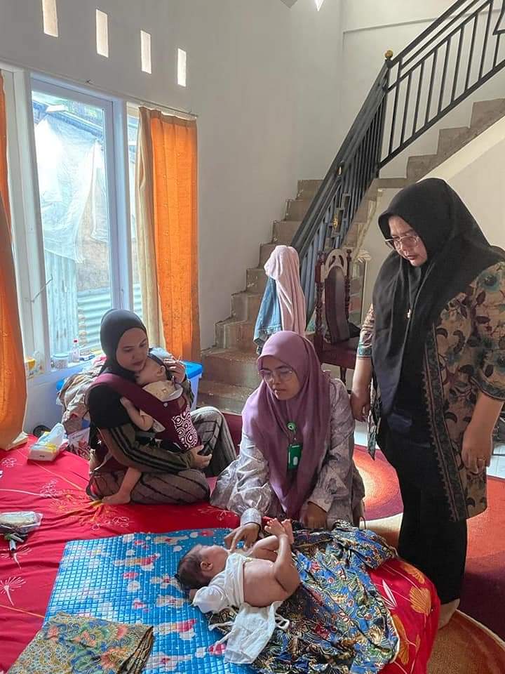 Puskesmas Koto Berapak melakukan kunjungan terhadap anak yang diduga BBLR. 