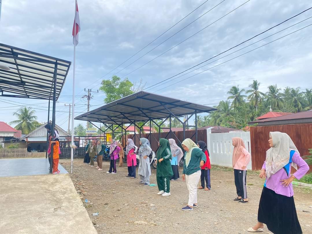 Puskesmas Inderapura melaksanakan senam bersama di halaman puskesmas Jumat, 3 Februari 2023  
