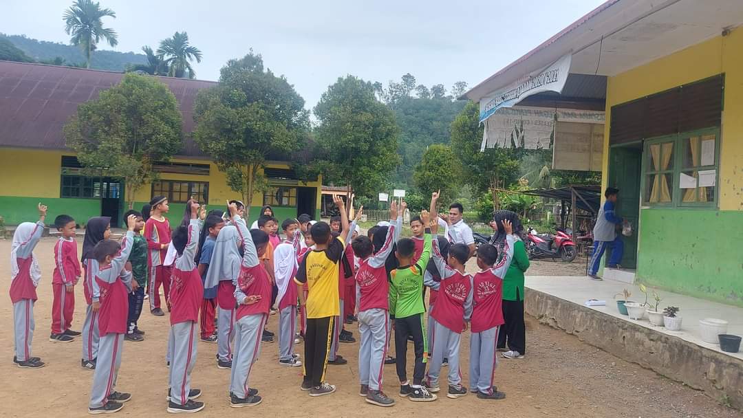 Puskesmas Koto Berapak melakukan tes kebugaran di SD  33 Kapujan.