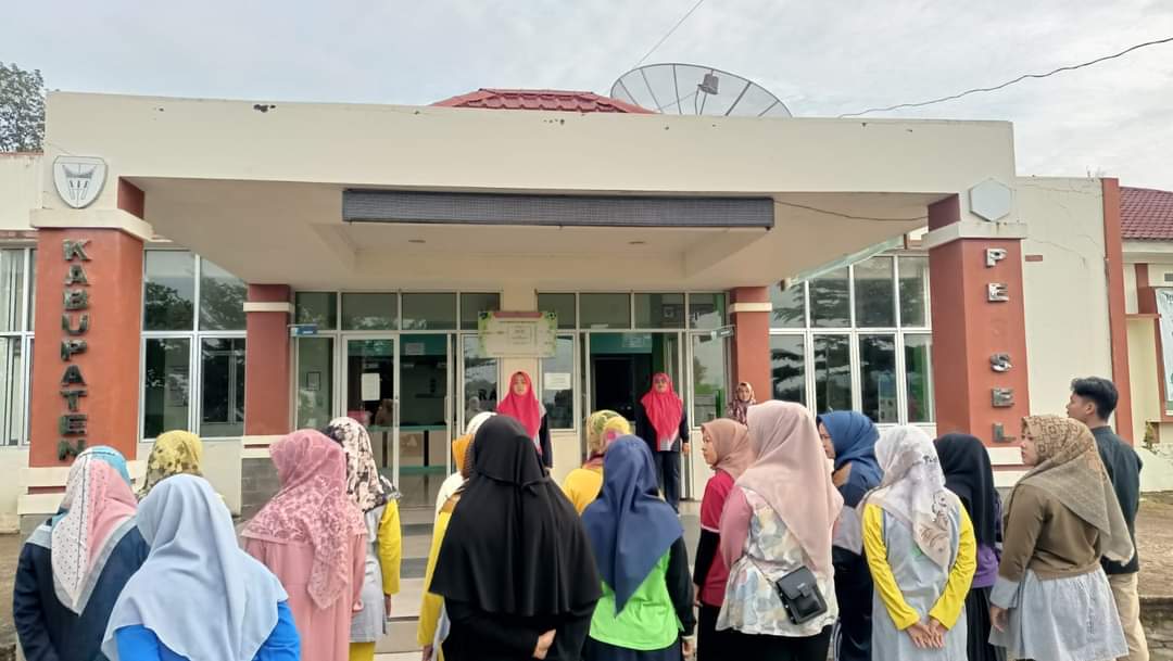 Apel pagi hari Sabtu, 4 Februari 2023. Pembina apel adalah bidan koordinator di Puskesmas Rahul