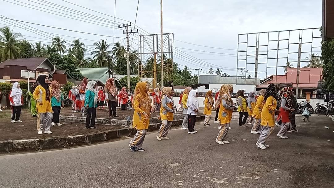 Puskesmas Kambang Tes kebugaran terintegrasi dengan program PTM di Halaman Kantor Camat Lengayang. 