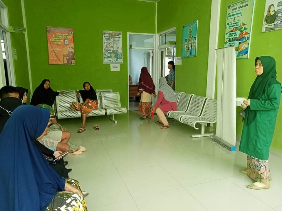 Penyuluhan dalam gedung oleh petugas program gizi Puskesmas Inderapura