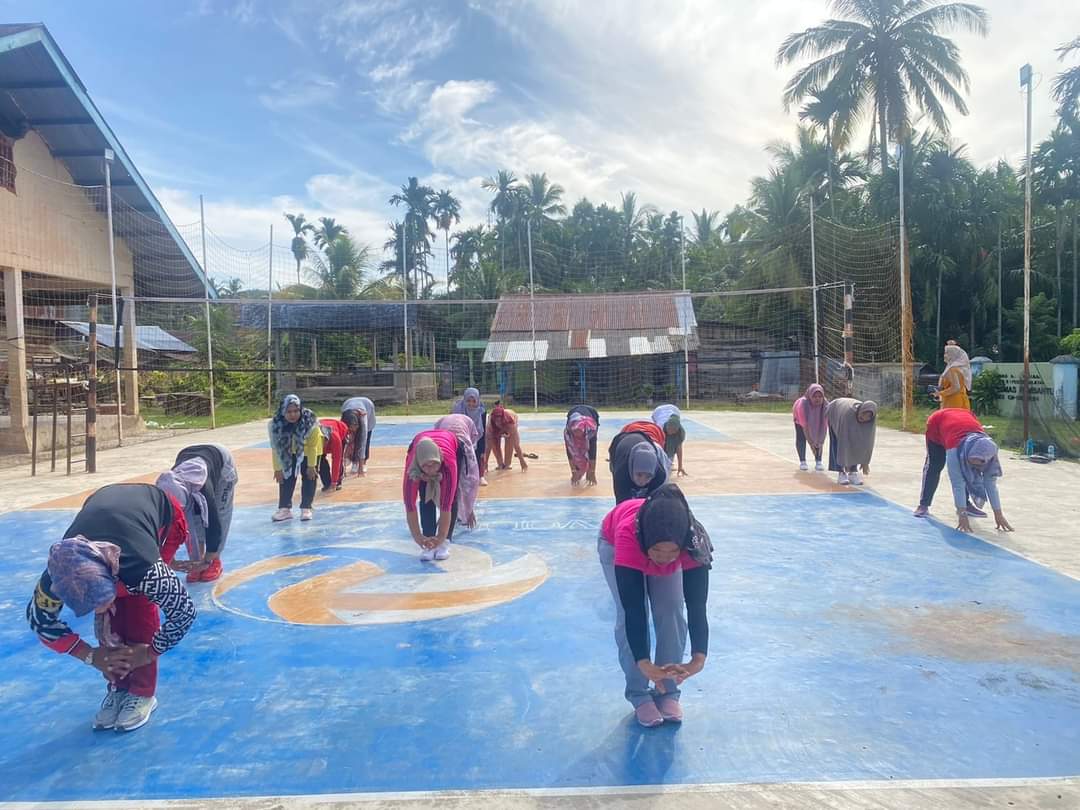 Tim Kesjaor Puskesmas Inderapura laksanakan pembinaan olahraga senam bersama di halaman pustu Sungai