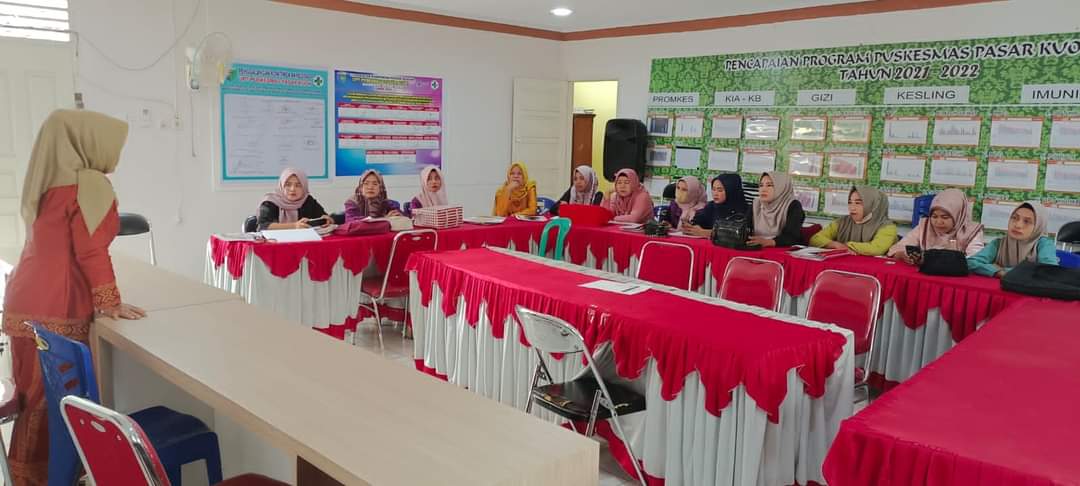 Sosialisasi Asuhan Mandiri Pemanfaatan Taman Obat Keluarga bersama bidan desa di puskesmas pasar kuo