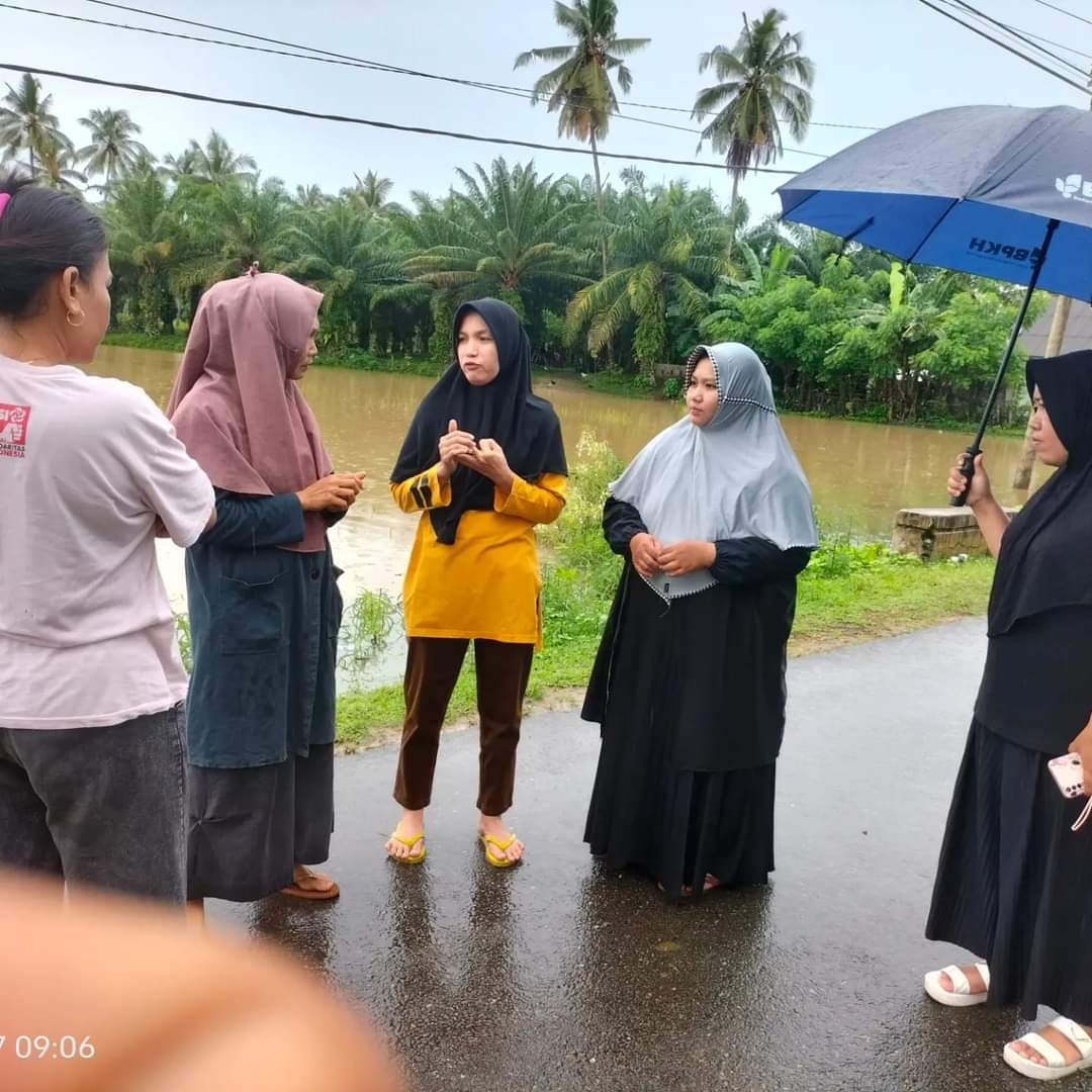 Kepala Puskesmas beserta tim Surveilans dan bidan desa, mengunjungi lokasi banjir di wilayah kerja P