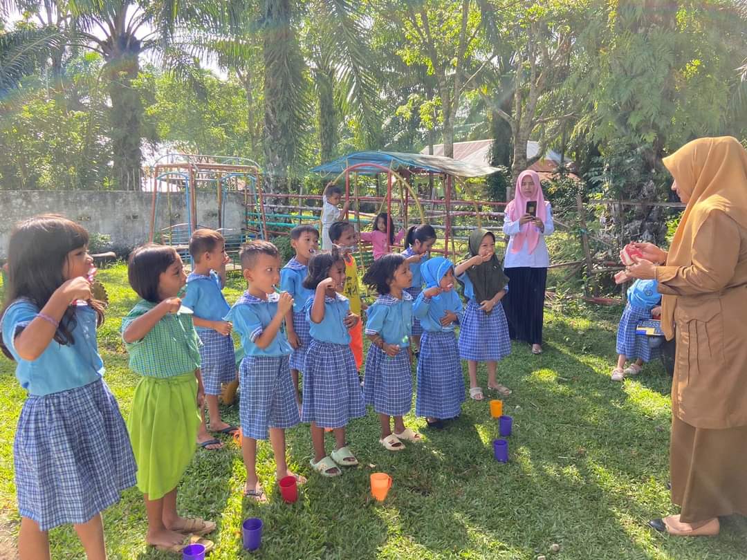 PUSKESMAS INDERAPURA PEMBINAAN KESEHATAN PADA ANAK USIA DINI ( DEMO SIKAT GIGI) DI TK/PAUD BINTANG N