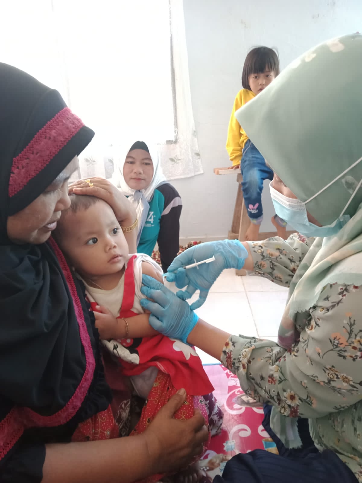 Pelaksanaan Bulan Imunisasi Anak Nasional (BIAN) di Puskesmas Ranah Ampek Hulu dilakukan di Sekolah 