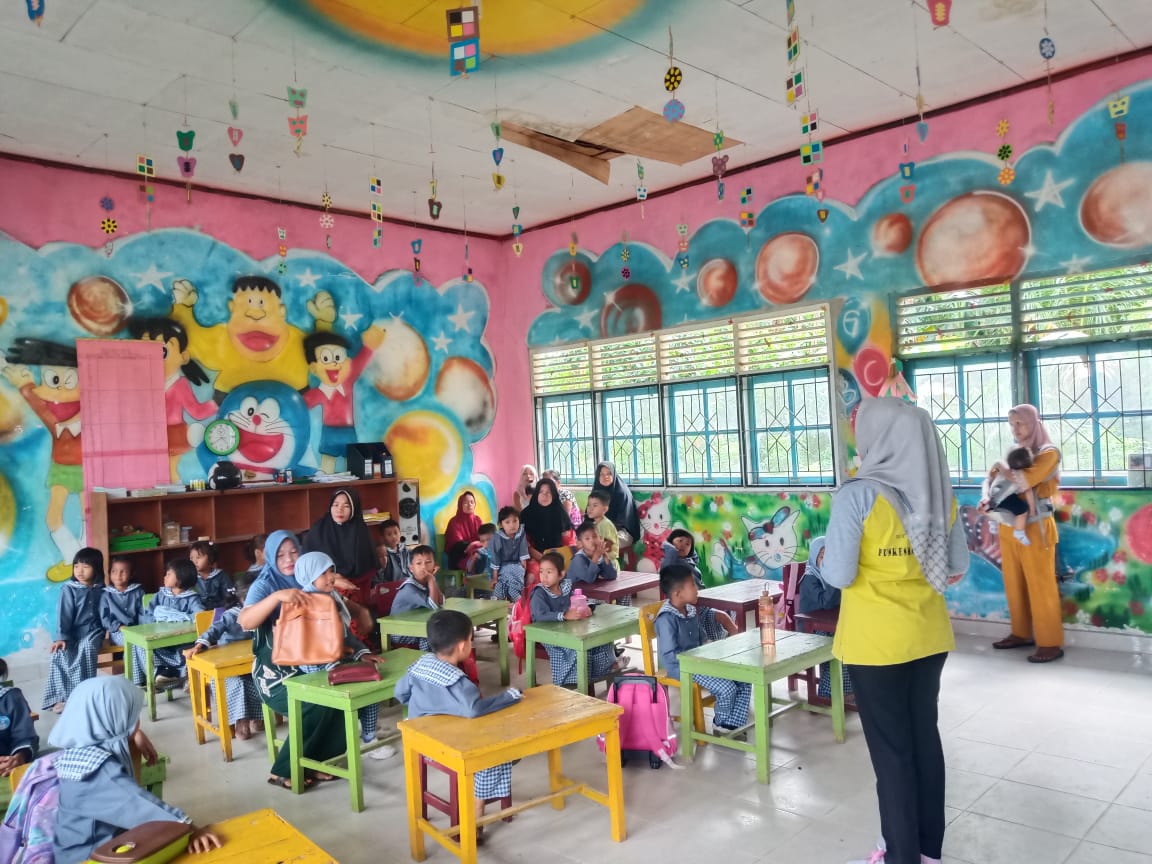 Petugas Promkes UPT Puskesmas Inderapura dan bidan desa Nagari Tiga Sepakat  di  posyandu mawar I la