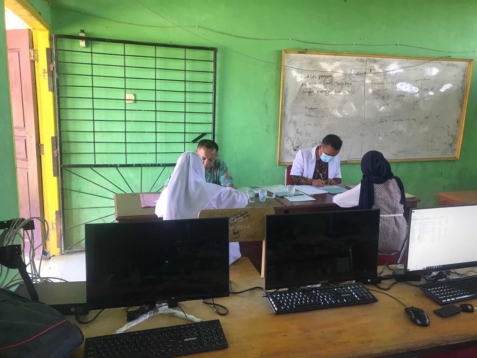 PUSKESMAS RANAH AMPEK HULU TAPAN MELAKUKAN PEMERIKSAAN BUTA WARNA DI SMK 1 RANAH AMPEK HULU TAPAN 