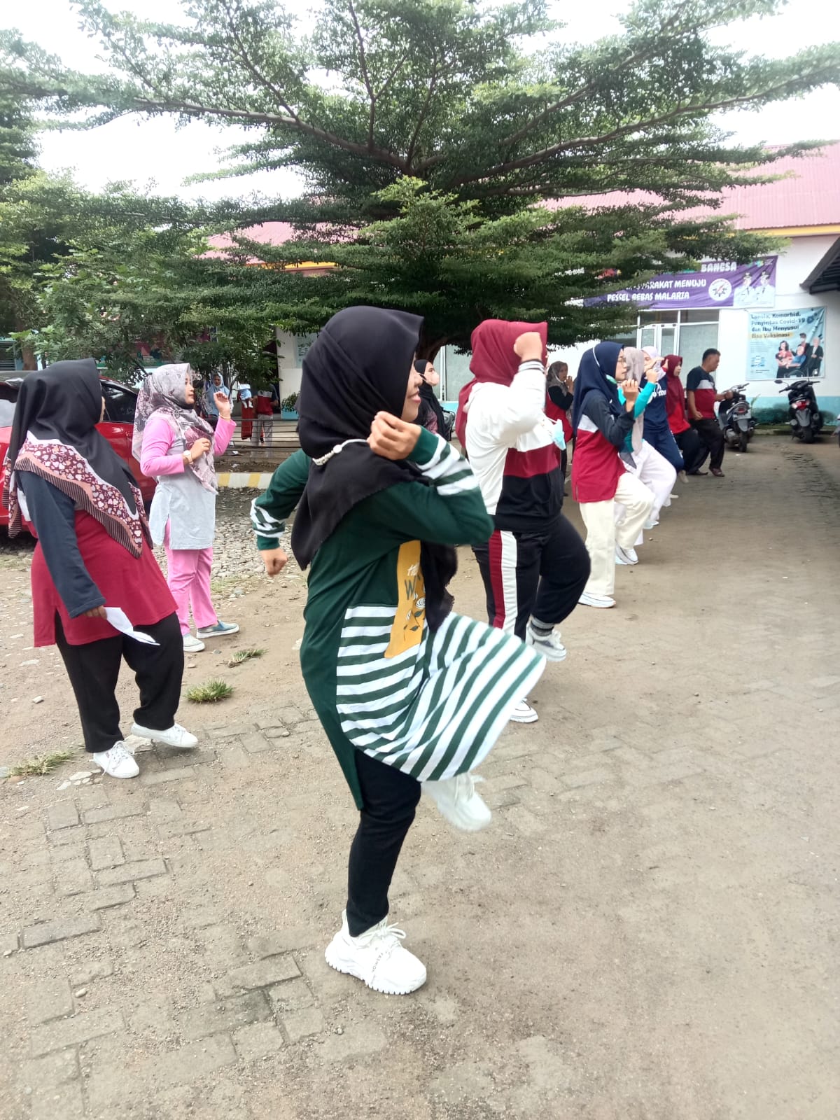 Puskesmas tapan telah melakukan kegiatan senam rutin pada setiap hari Sabtu