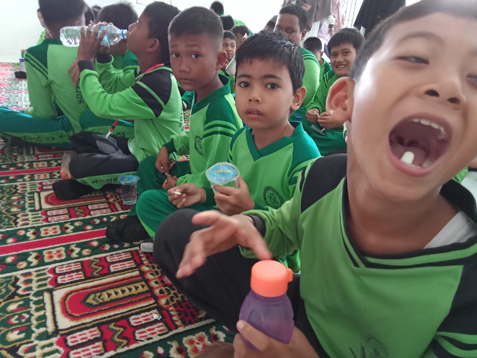 PEMBERIAN OBAT CACING PADA ANAK SEKOLAH DASAR DI WILAYAH KERJA PUSKESMAS SURANTIHTAHUN 2022