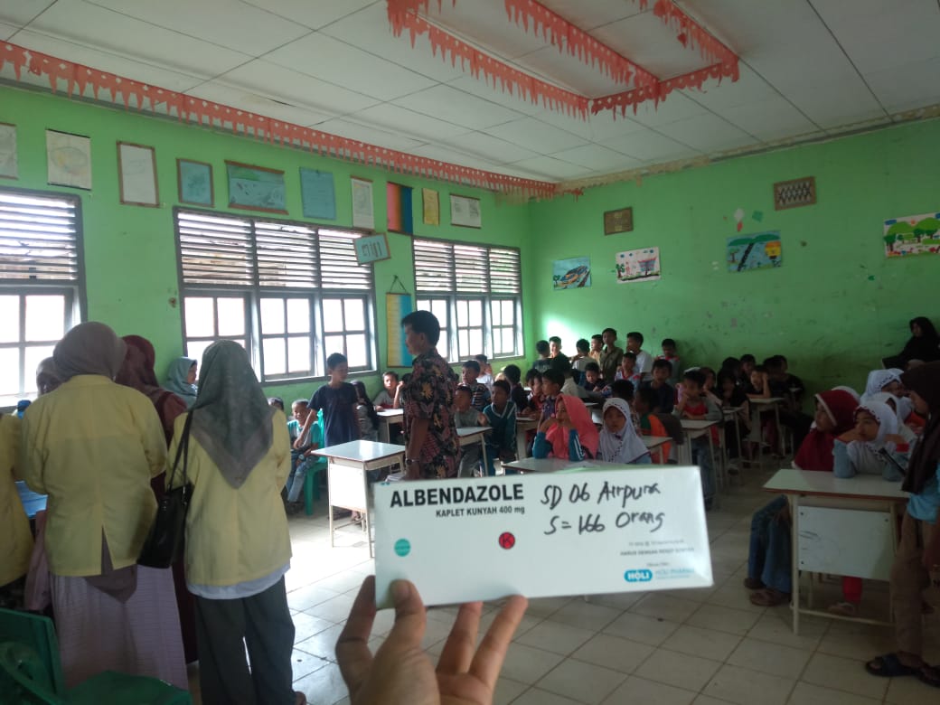 Tim Puskesmas Air Pura. melakukan pendistribusian konsumsi obat cacing Albendazole ke Anak Sekolah D