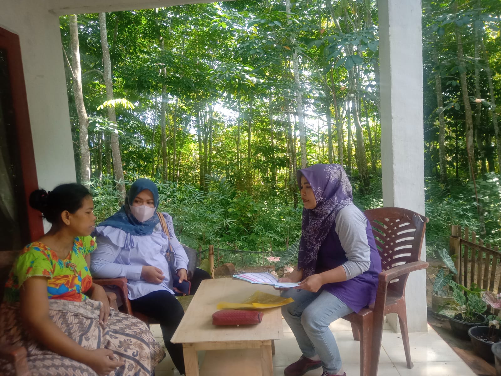 PELAKSANAAN KEGIATAN KUNJUNGAN RUMAH KE KELUARGA IBU HAMIL DENGAN RESIKO TINGGI