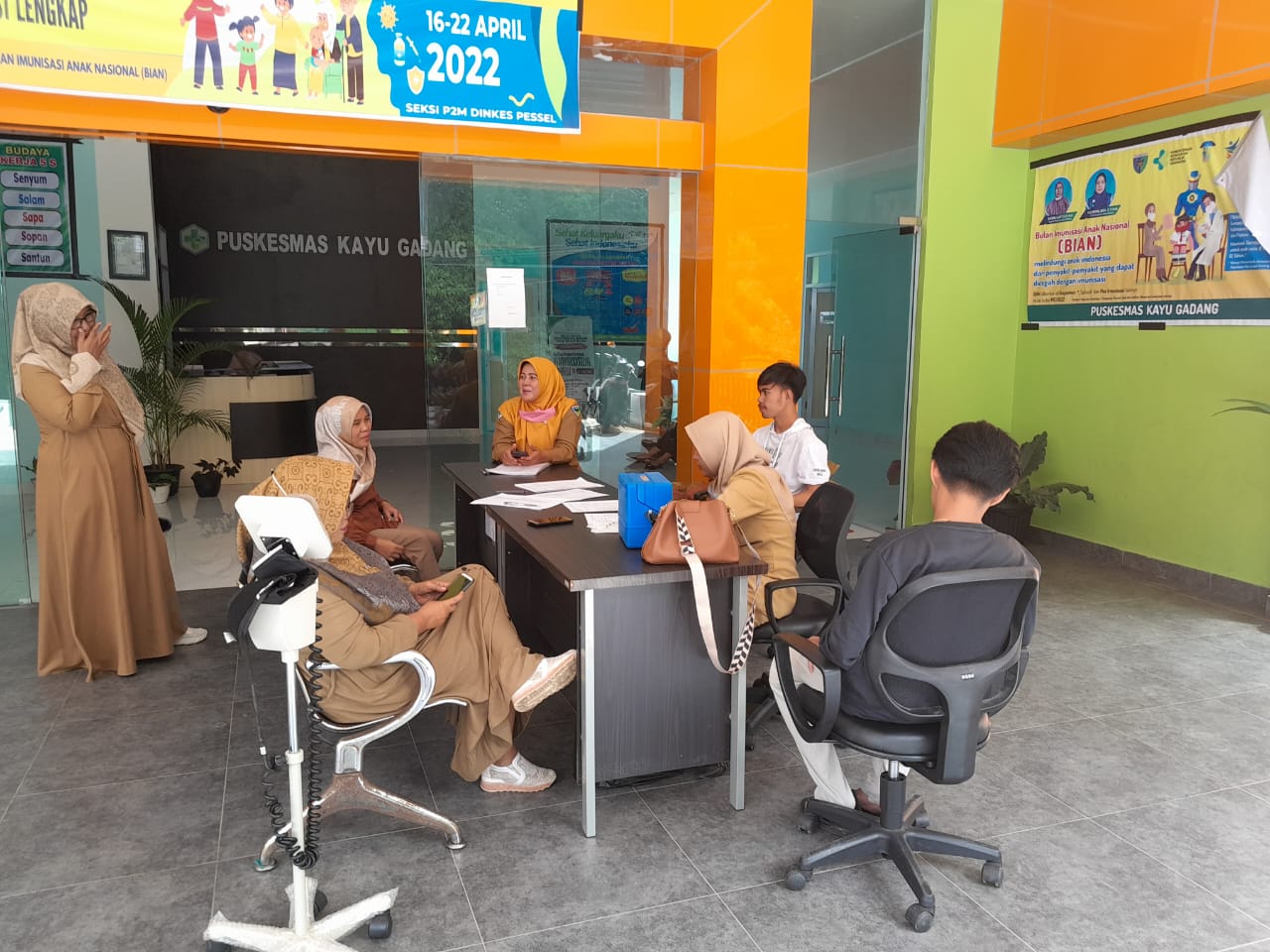 TENAGA KESEHATAN PUSKESMAS KAYU GADANG MELAKSANAKAN VAKSINASI COVID-19