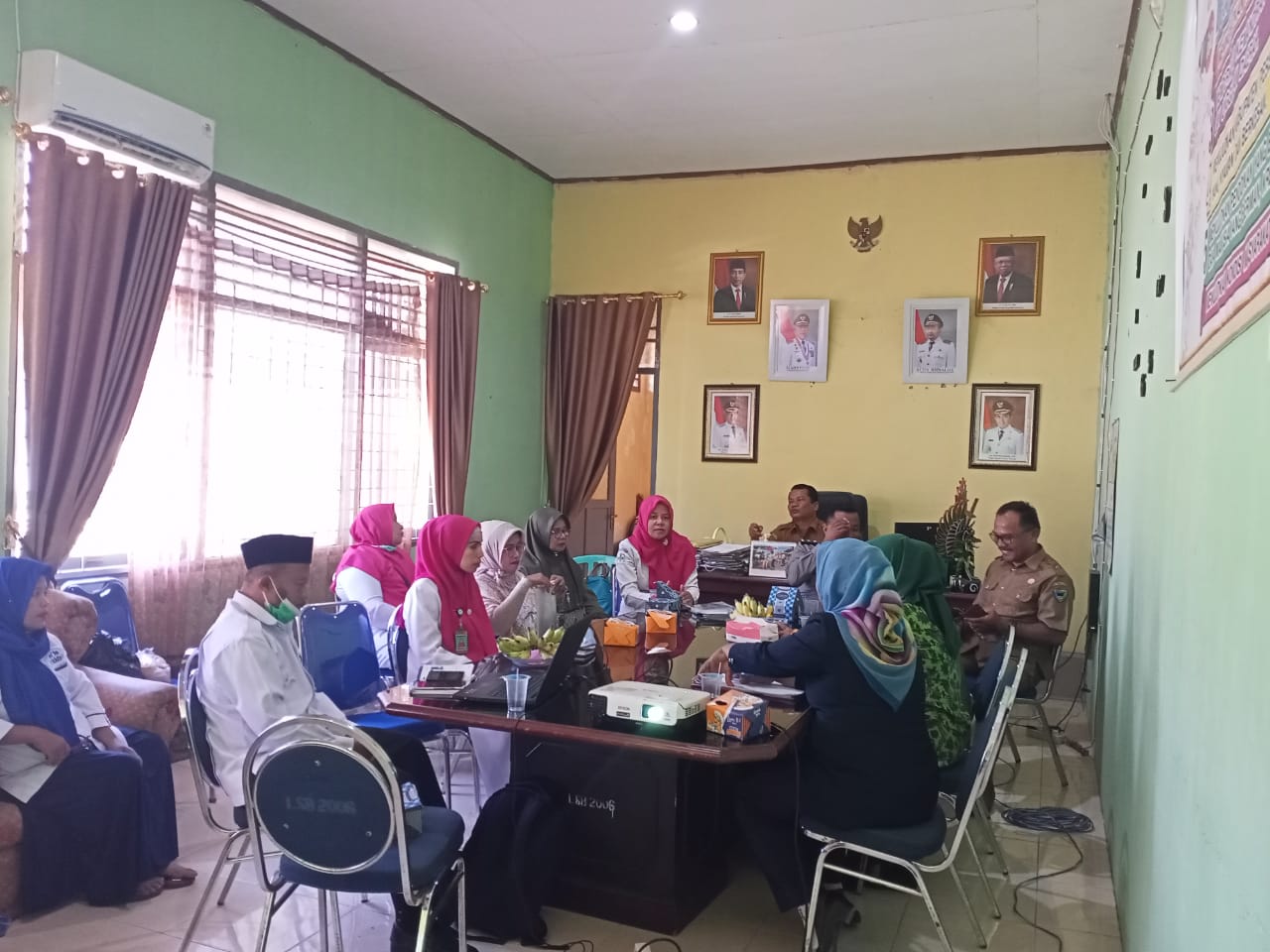 Puskesmas Air Haji adakan Pertemuan  upaya pencegahan stunting pada Catin  di ruangan Camat Linggo S