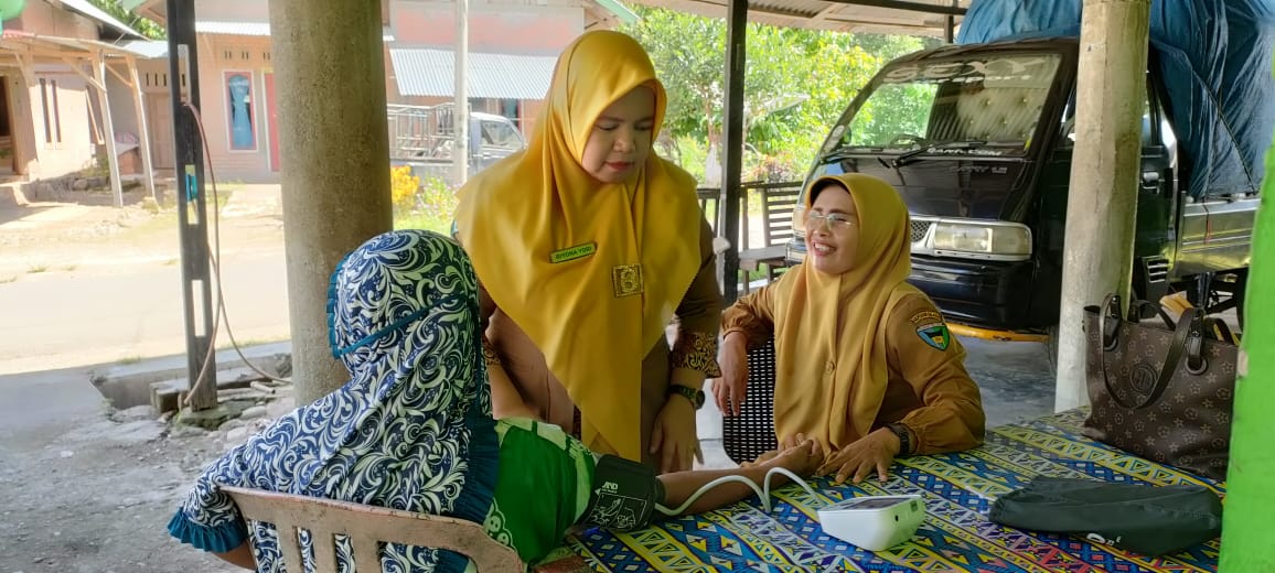 Petugas perkesmas dan Apoteker melakukan kunjungan rumah berkala pasien hipertensi di Kapeh Panji da