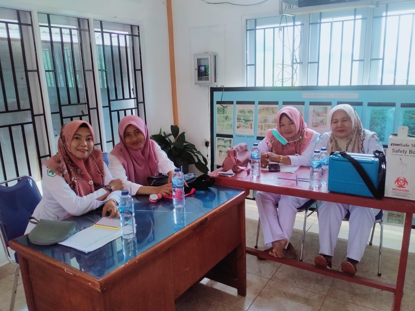 TENAGA KESEHATAN PUSKESMAS KAYU GADANG MELAKSANAKAN VAKSINASI COVID-19