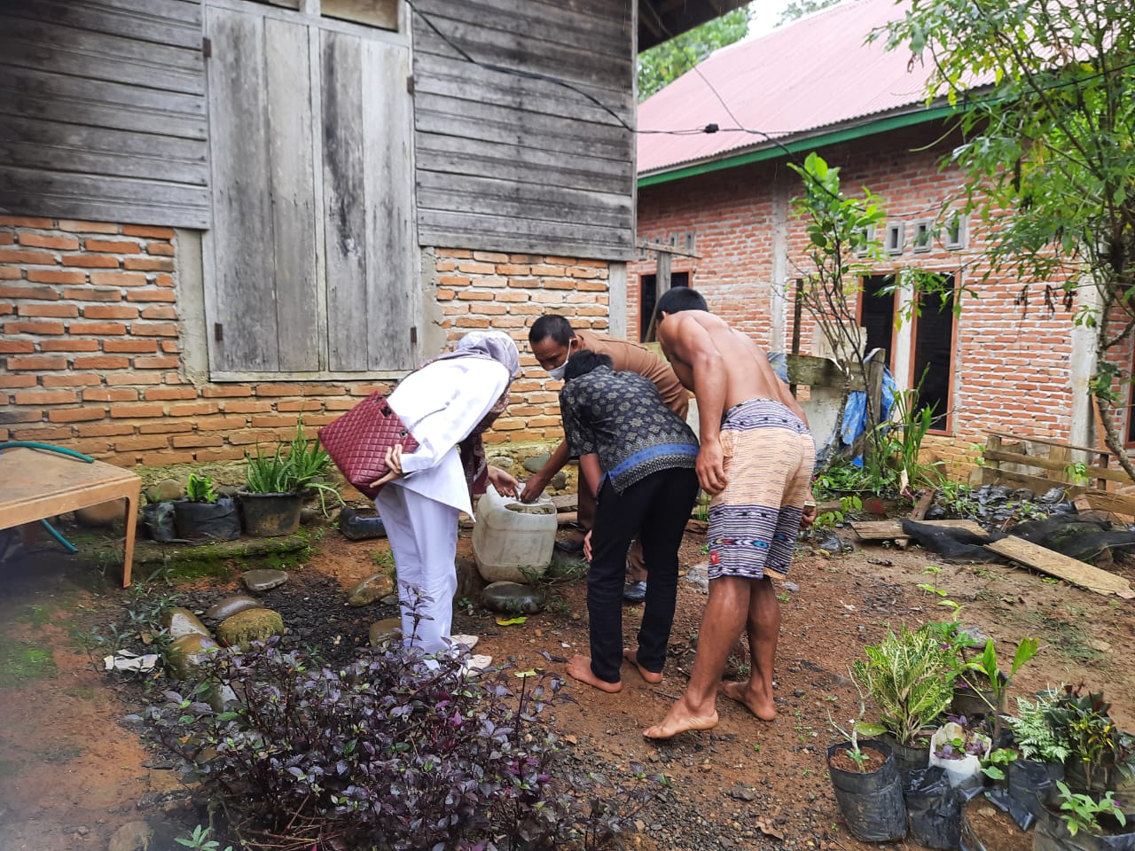 PETUGAS PUSKESMAS RAHUL KUNJUNGI 2 RUMAH PASIEN DBD NAGARI LIMAU PURUT TAPAN. 