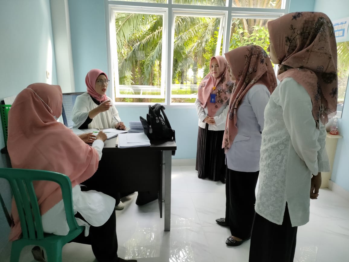 KEPALA PUSKESMAS  MELAKSANAKAN MONEV KE MASING - MASING RUANGAN KERJA PUSKESMAS KAYU GADANG
