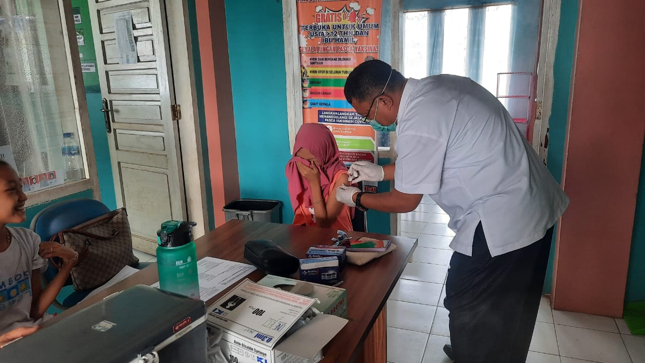 Pelaksanaan Kegiatan Vaksinasi Covid-19 di Posko Vaksinasi Puskemas Air Haji
