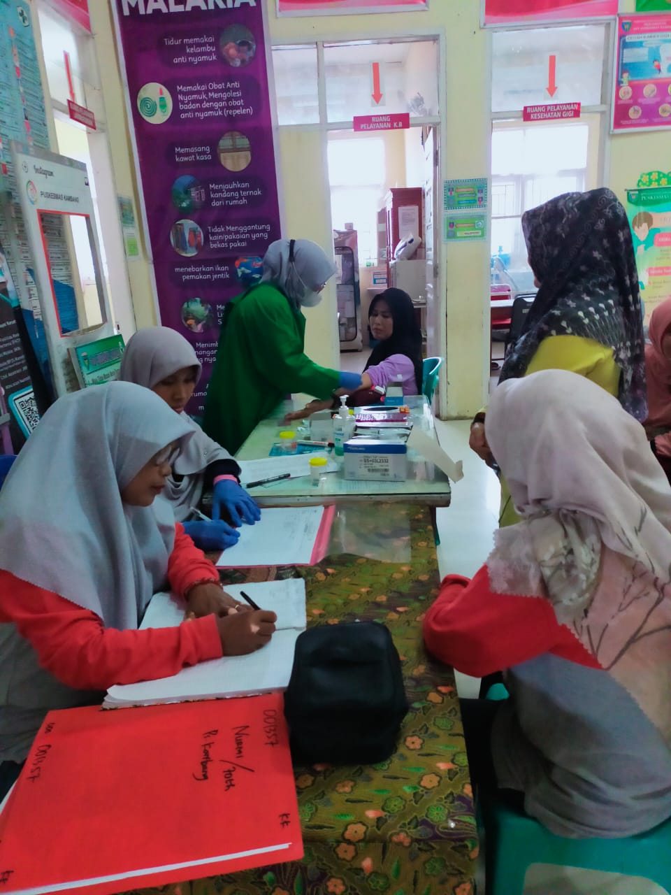 Kegiatan prolanis dan Deteksi dini faktor resiko PTM yang di laksanakan di puskesmas Kambang
