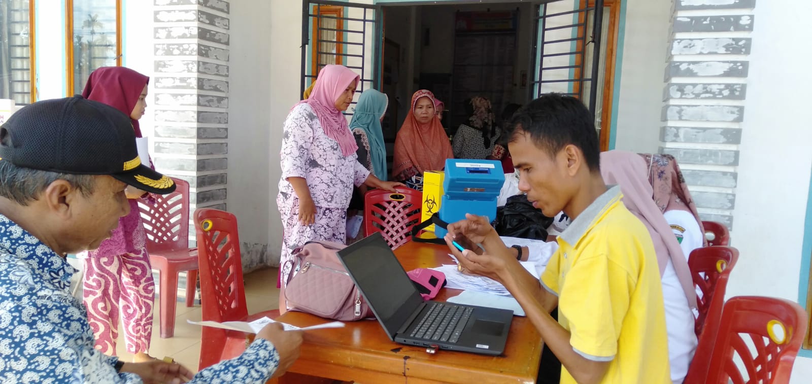 TENAGA KESEHATAN PUSKESMAS KAYU GADANG MELAKSANAKAN VAKSINASI COVID-19