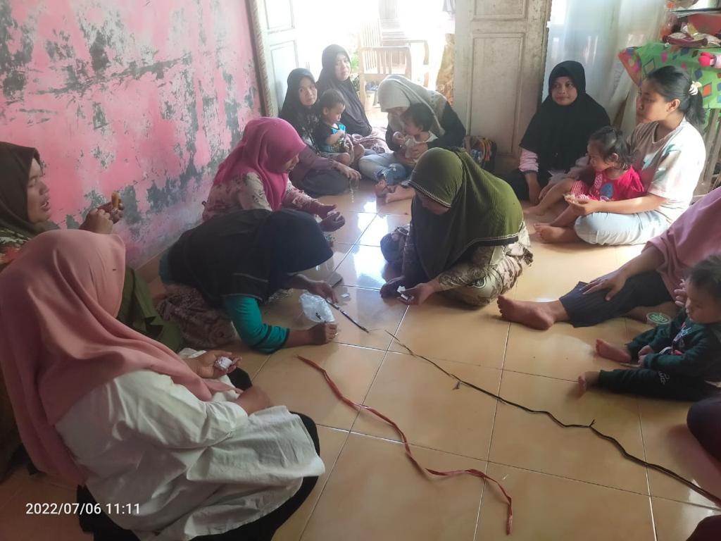 Petugas Kesehatan Lingkungan Puskesmas Lumpo laksanakan Pemicuan
