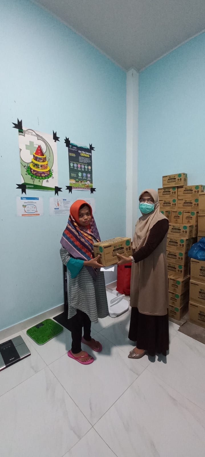 Pemberian Makanan Tambahan (PMT) Balita dan Ibu Hamil Di Puskesmas Kayu Gadang