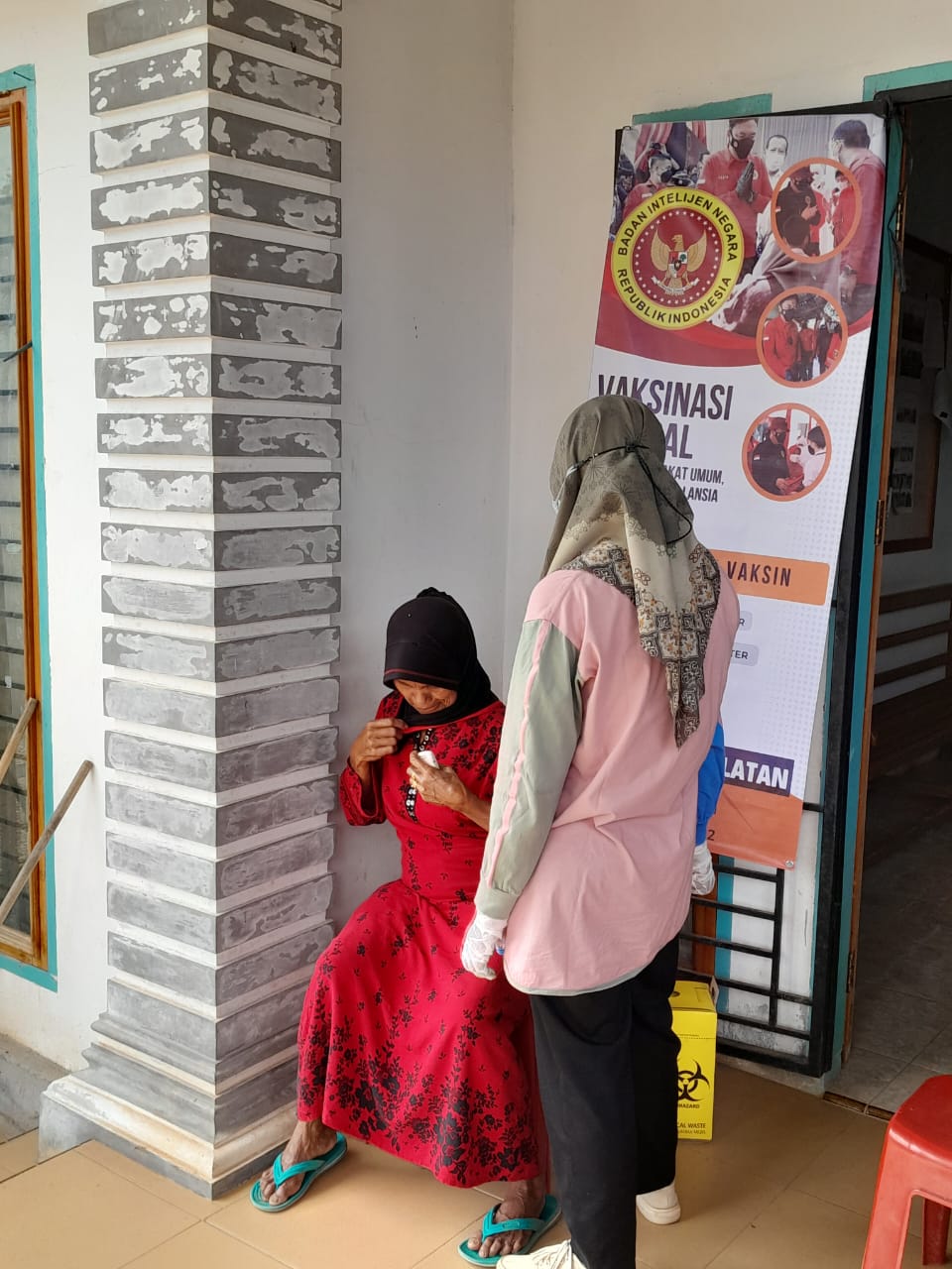 TENAGA KESEHATAN PUSKESMAS KAYU GADANG MELAKSANAKAN VAKSINASI COVID-19