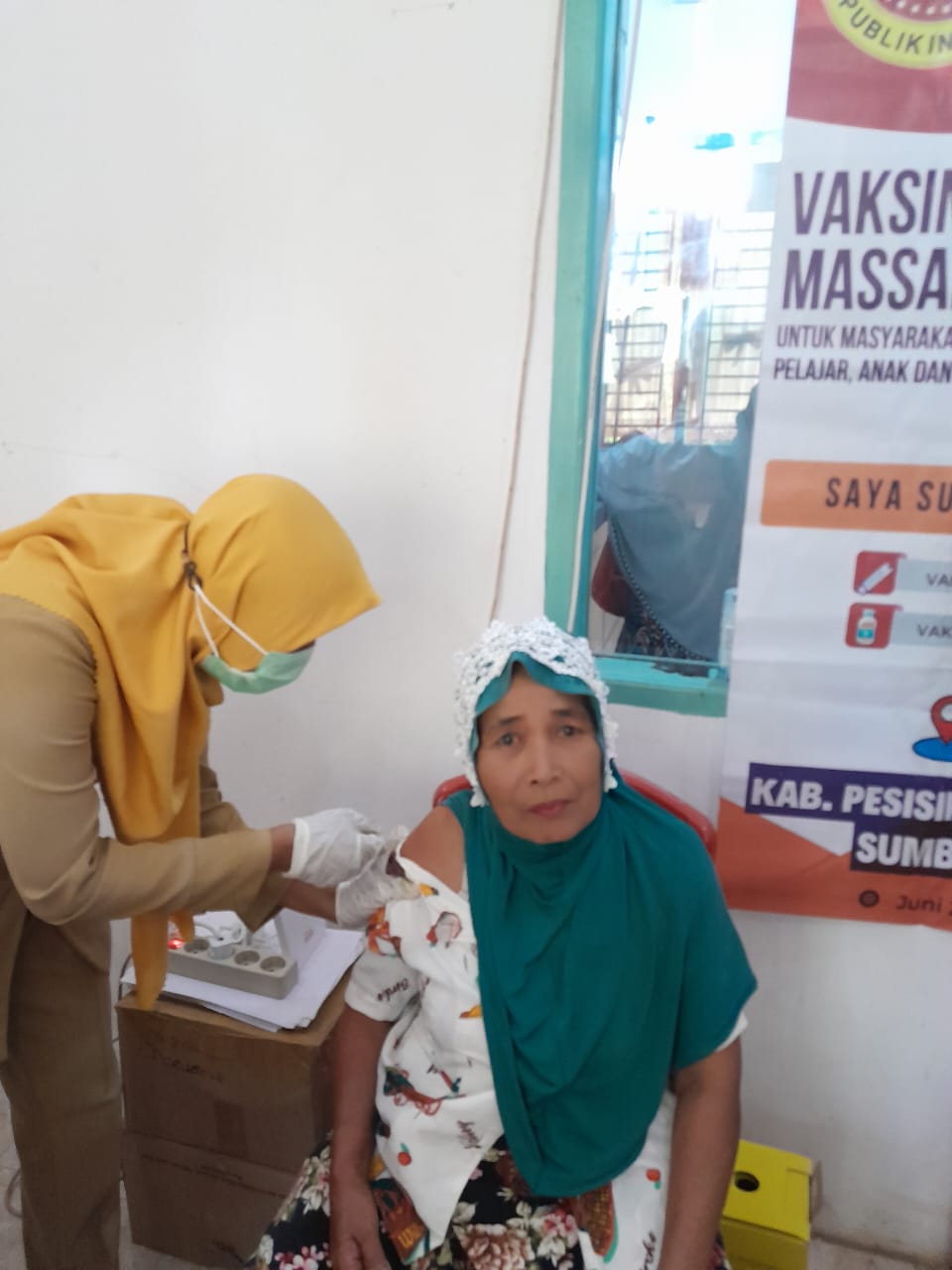 TENAGA KESEHATAN PUSKESMAS KAYU GADANG MELAKSANAKAN VAKSINASI COVID-19