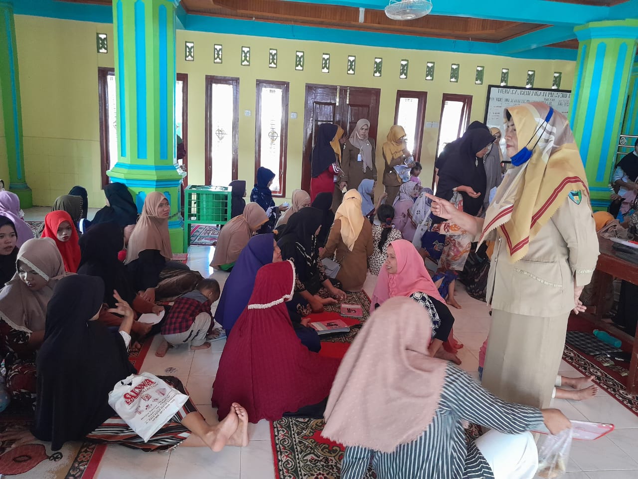TIM PROMKES MELAKSANAKAN PENYULAHAN KEPADA IBU HAMIL DAN  LANSIA SE NAGARI AMPING PARAK TIMUR