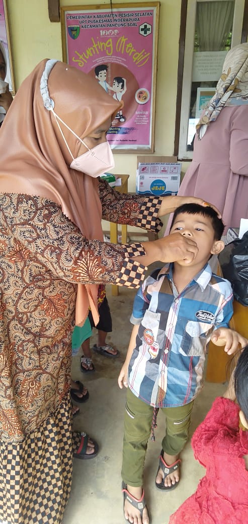 PUSKESMAS INDERAPURA , KEGIATAN PEMBERIAN OBAT CACING MASSAL DI POSYANDU 