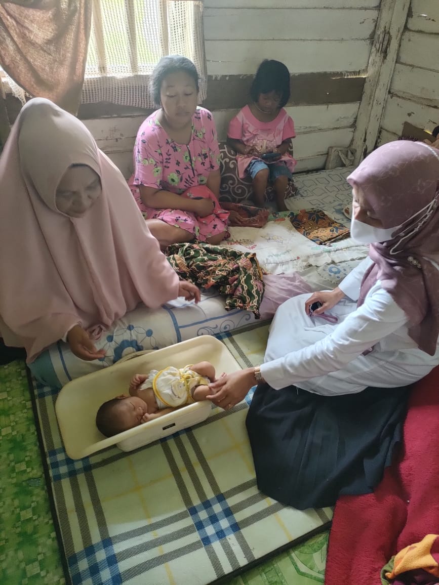 PROGRAM ANAK DAN BIDAN KOORDINATOR LAKUKAN KUNJUNGAN RUMAH PUSKESMAS AIRPURA