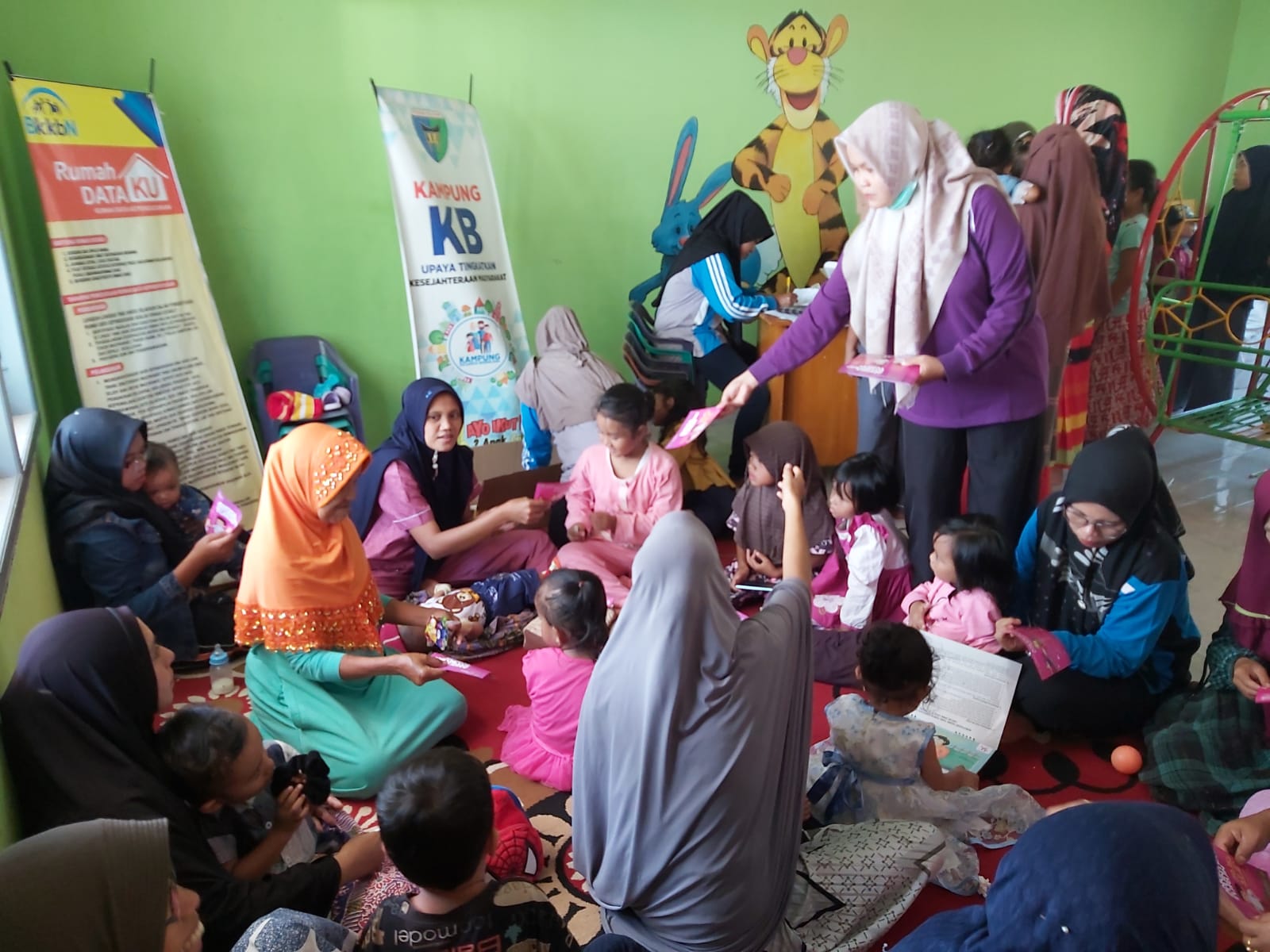 PENYULUHAN TENTANG STUNTING DI POSYANDU TANJUNG PASIR PUSKESMAS ASAM KUMBANG