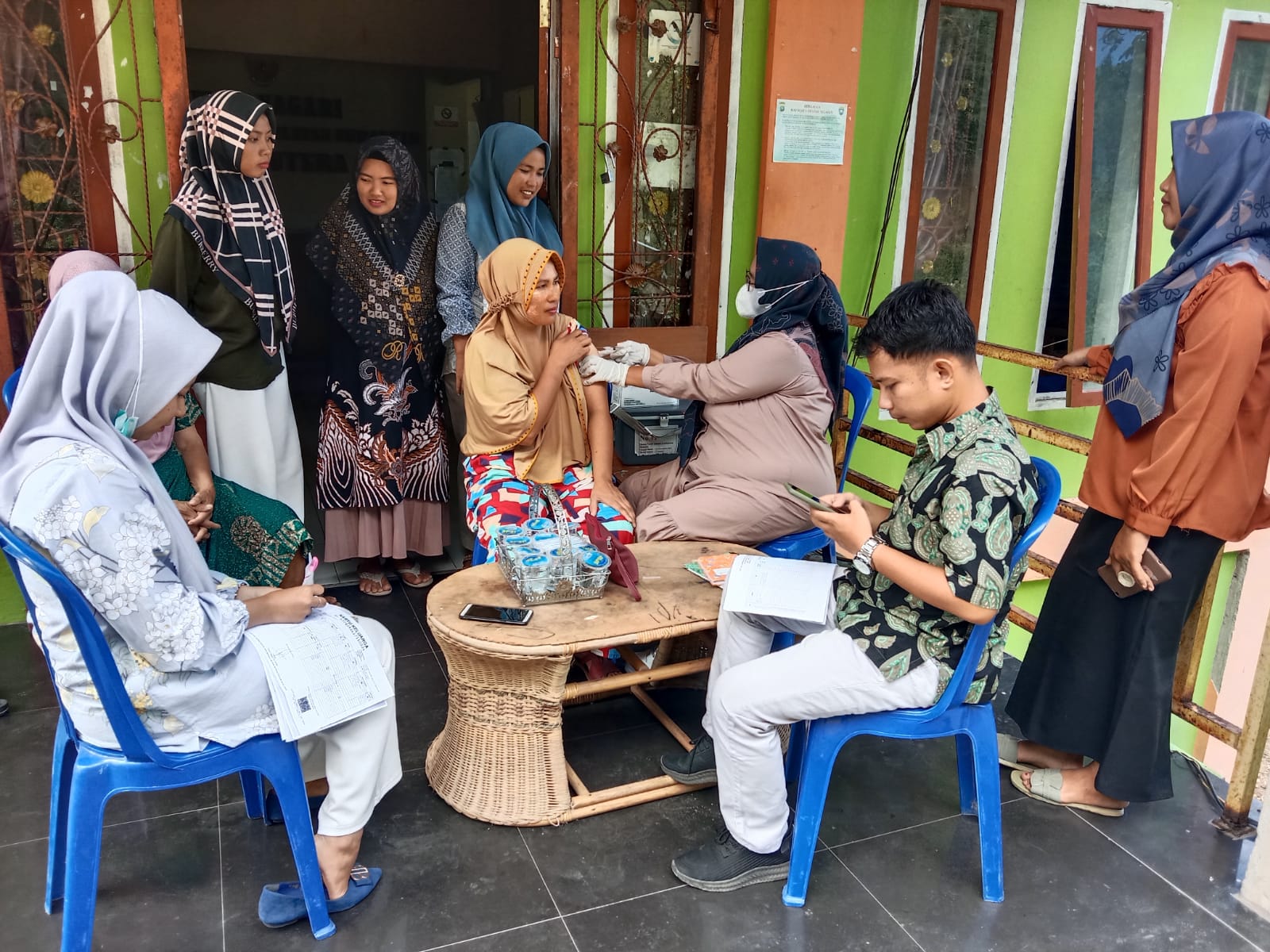 TENAGA KESEHATAN PUSKESMAS KAYU GADANG MELAKSANAKAN VAKSINASI COVID-19
