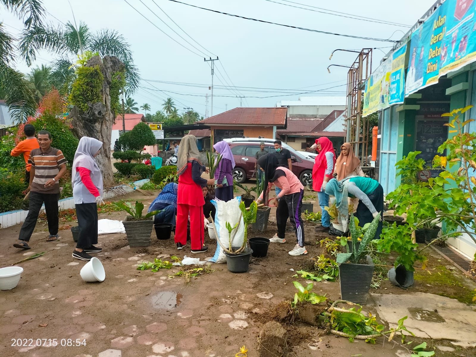 Puskesmas Kambang laksanakan Goro (gotong royong) bersama, dan menanam tanaman obat keluarga atau TO