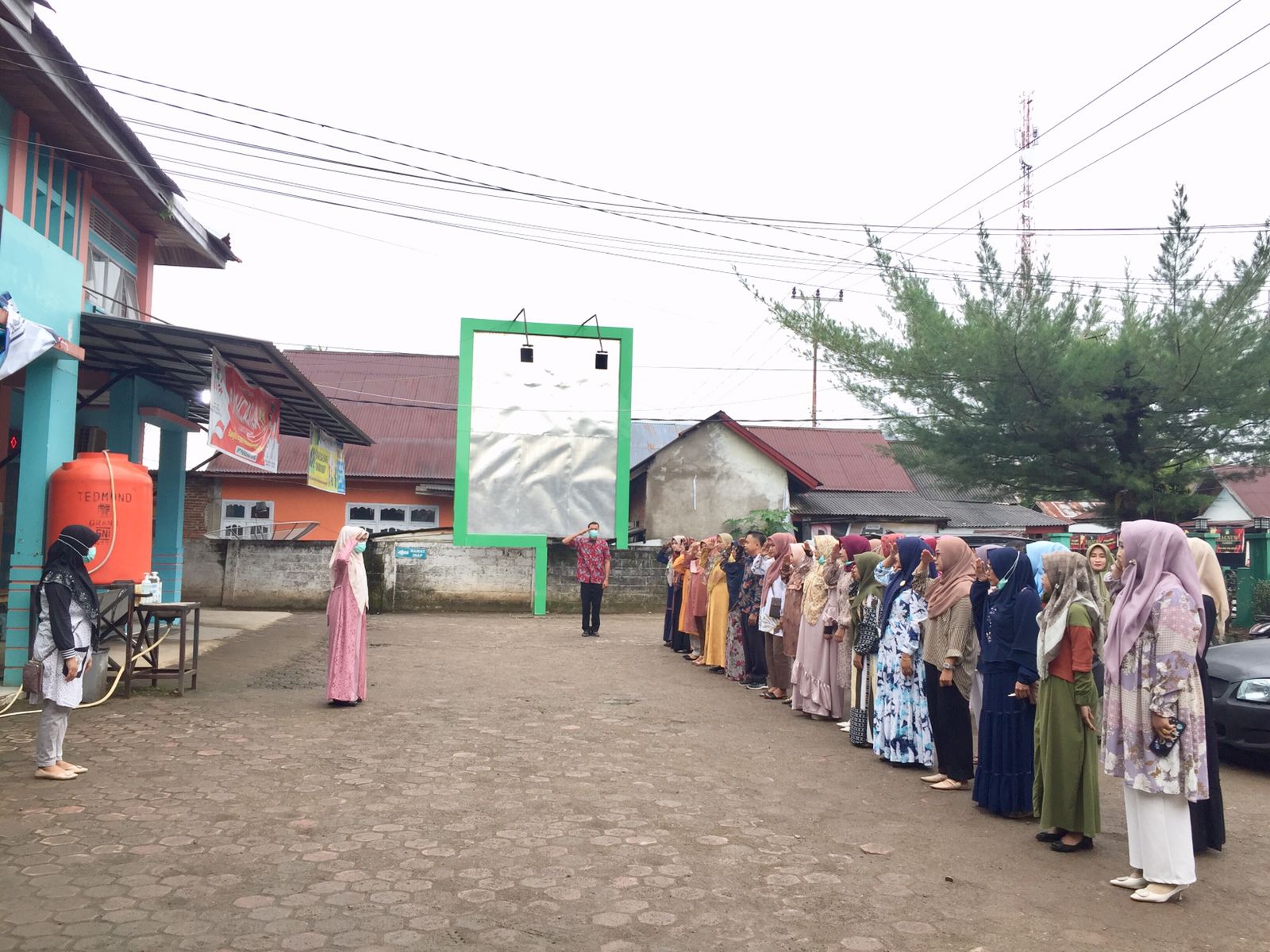 Puskesmas Air Haji melaksanakan Apel pagi setiap harinya.Apel pagi merupakan cara untuk menanamkan v