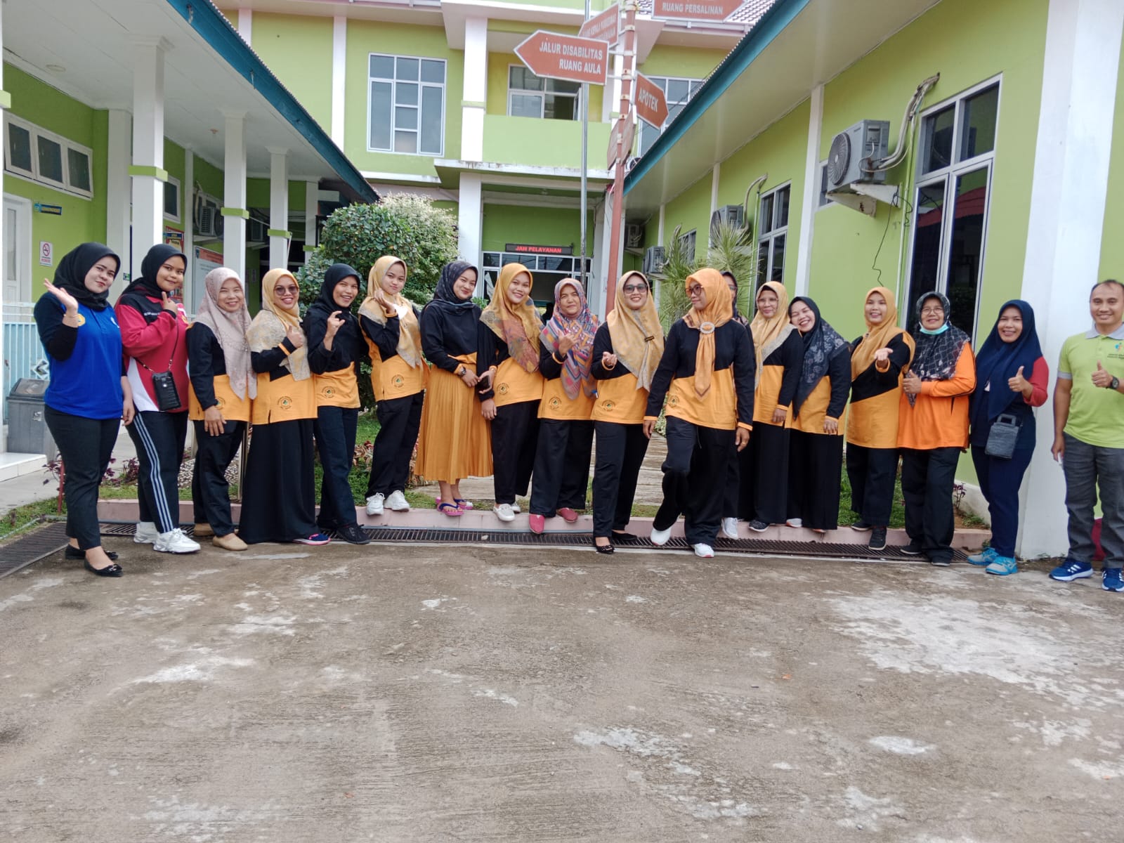 Puskesmas Pasar Baru laksanakan kegiatan senam bersama di halaman puskesmas melalui kegiatan  \"JUMA