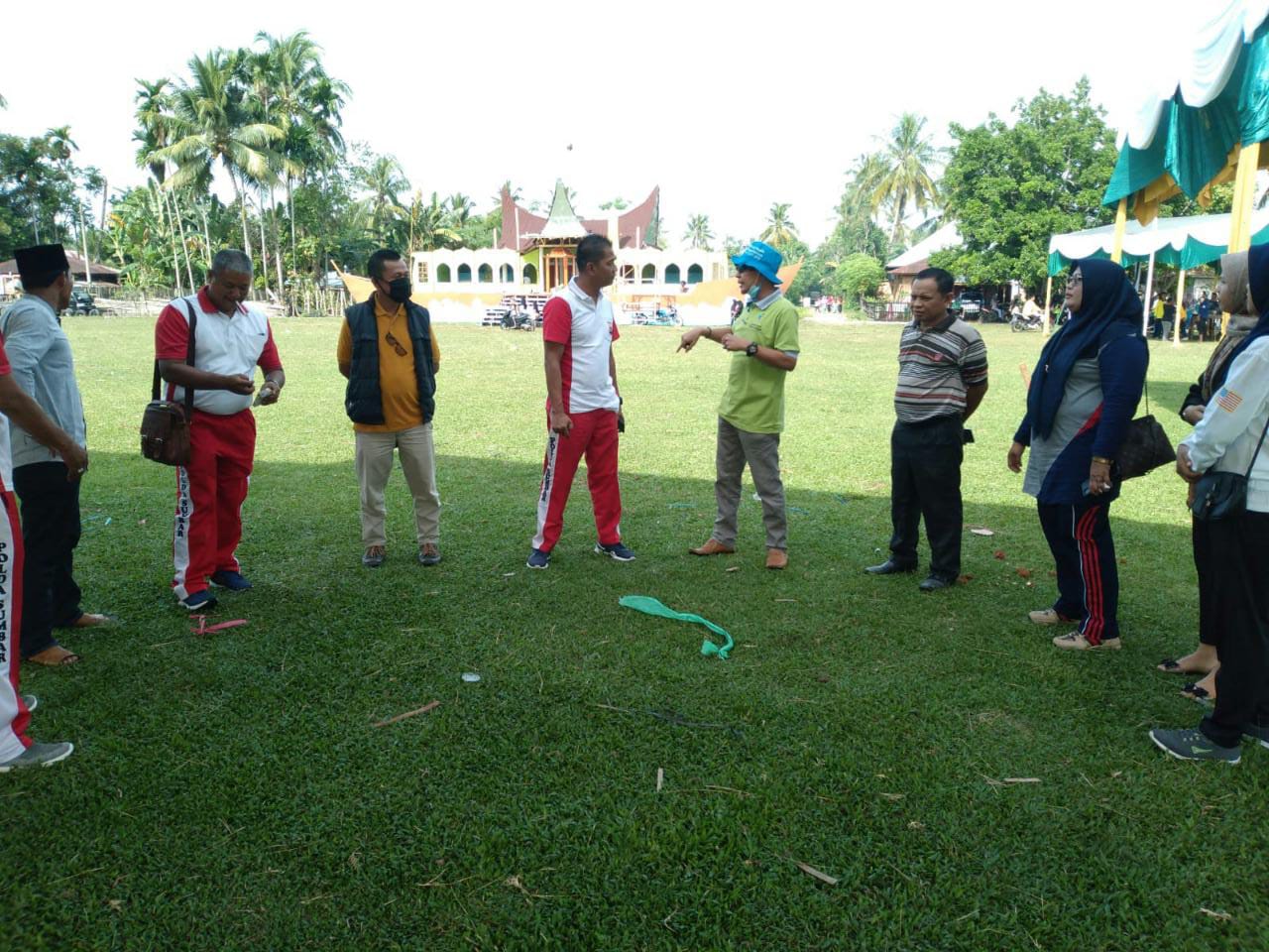 KEPALA PUSKESMAS MENGUNJUNGI TEMPAT ACARA MTQ TINGKAT KABUPATEN KE 40 DI KECAMATAN RAHUL 