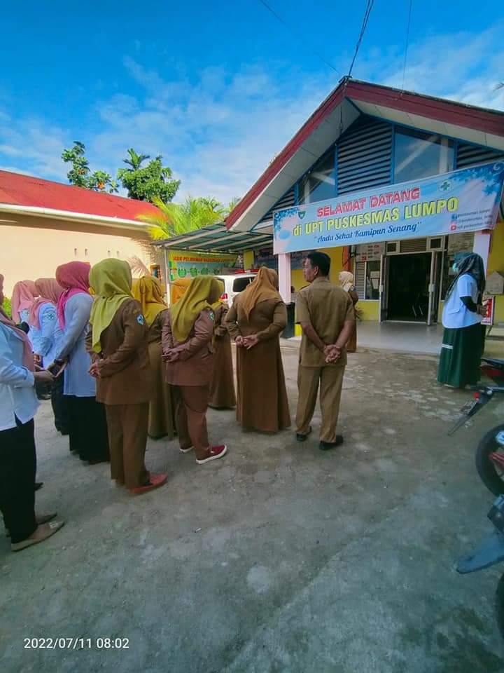 Apel pagi seluruh staf Puskesmas Lumpo di pimpin oleh KTU Puskesmas Lumpo Bidan Almawenni,