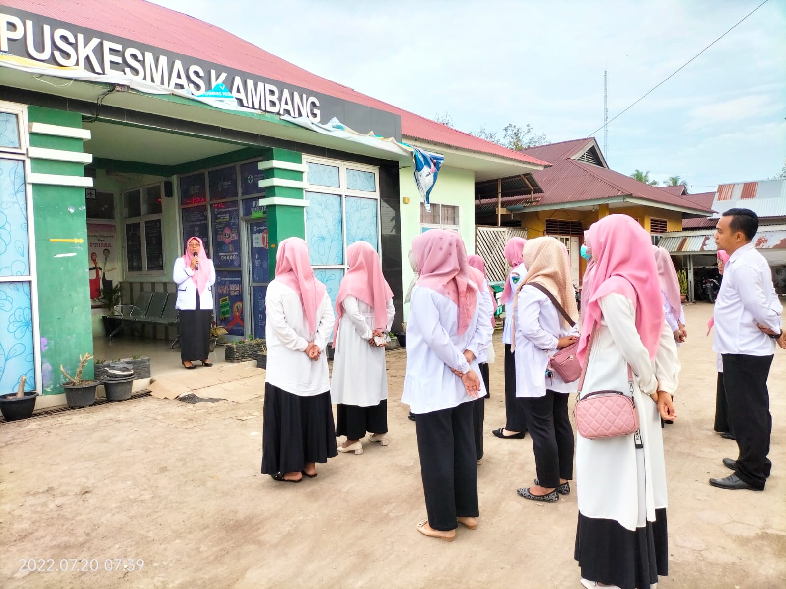 Puskesmas kambang melaksanakan Apel pagi setiap hari