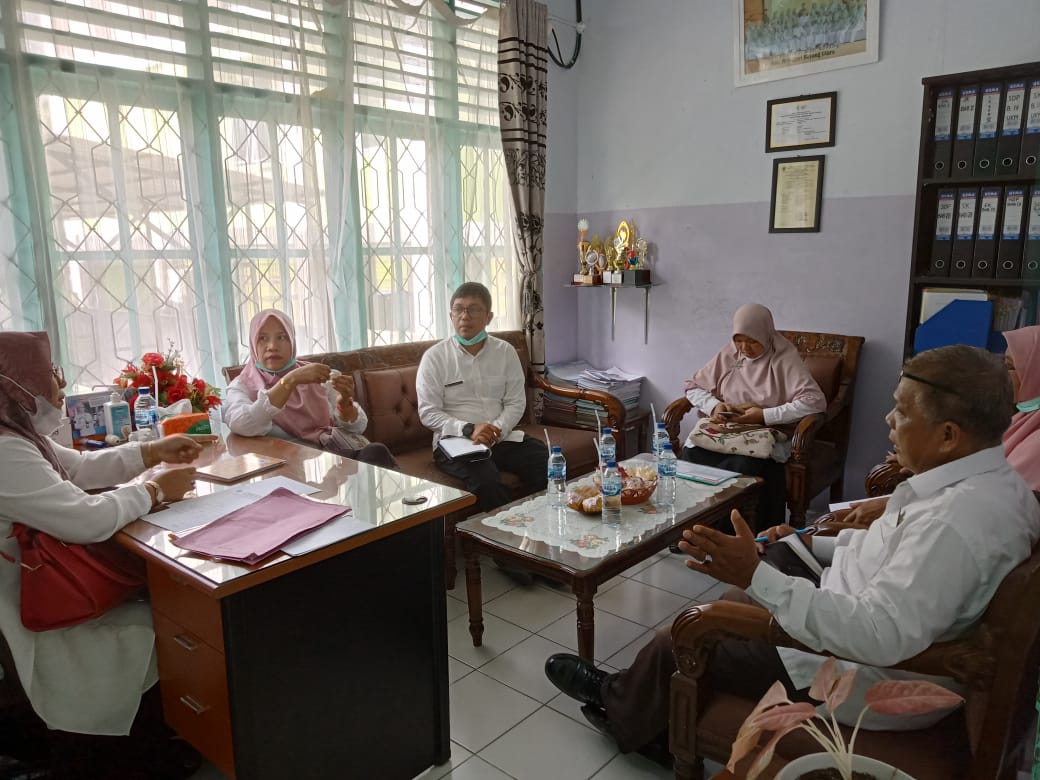 Kunjungan tim dinkes provinsi  dan dinkes kabupaten utk melihat gedung rawatan  Di Puskesmas Asam Ku