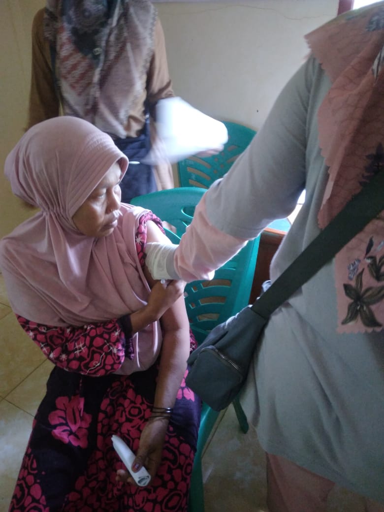 TENAGA KESEHATAN PUSKESMAS KAYU GADANG MELAKSANAKAN VAKSINASI COVID-19