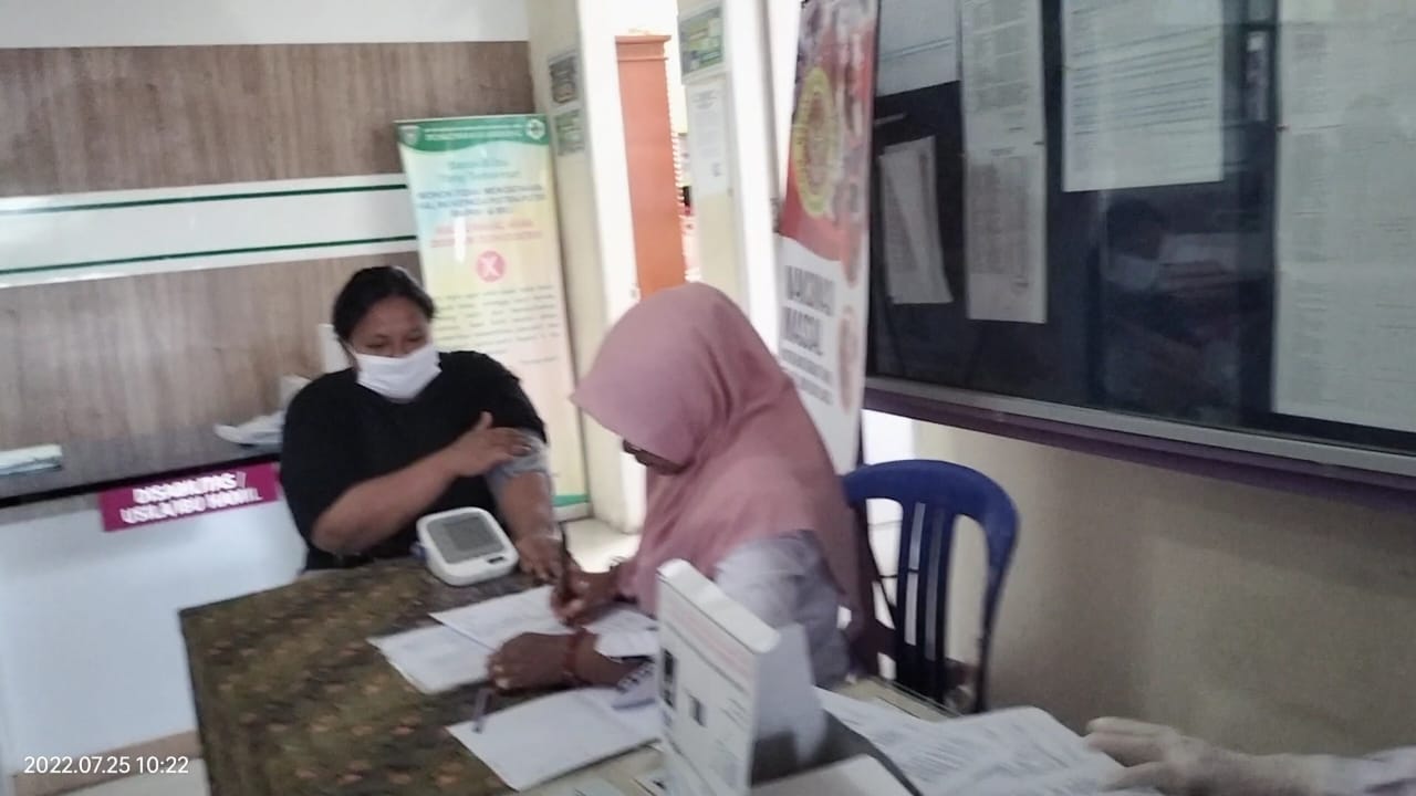 \"Giat pelaksanaan Vaksinasi booster kepada masyarakat di puskesmas kambang\" 