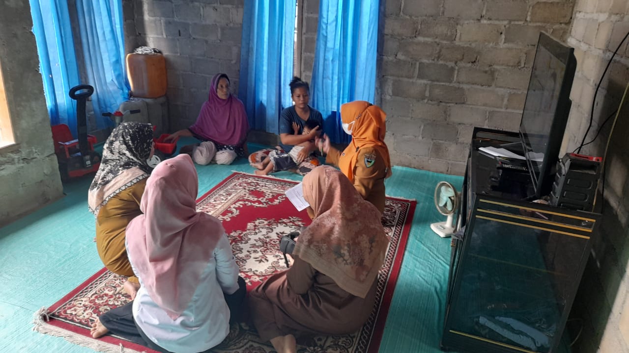 Tim Surveilance, Petugas Kesling dan Petugas DBD Puskesmas Koto Berapak melakukan kunjungan kerumah 