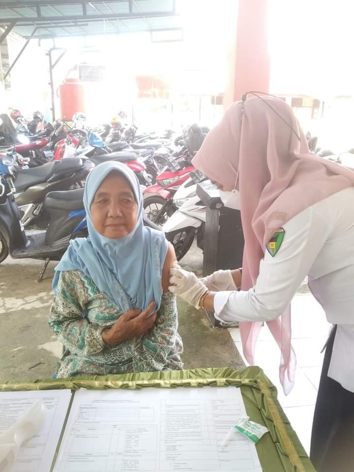 Pelaksanaan kegiatan vaksin covid-19 di Puskesmas Lumpo