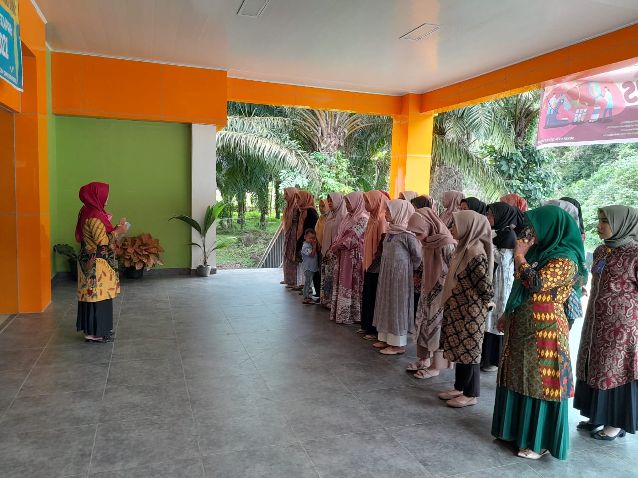 Pelaksanakan Apel Pagi yang di pimpin oleh Kepala Tata Usaha Puskesmas Kayu Gadang