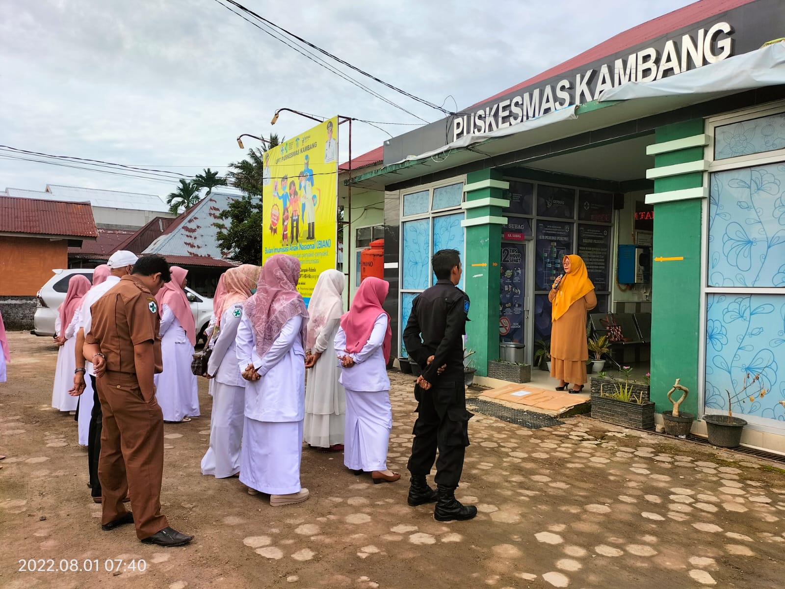 PUSKESMAS KAMBANG Senin, 1 Agustus 2022  staf Puskesmas kambang di wajibkan untuk mengikuti Apel pag
