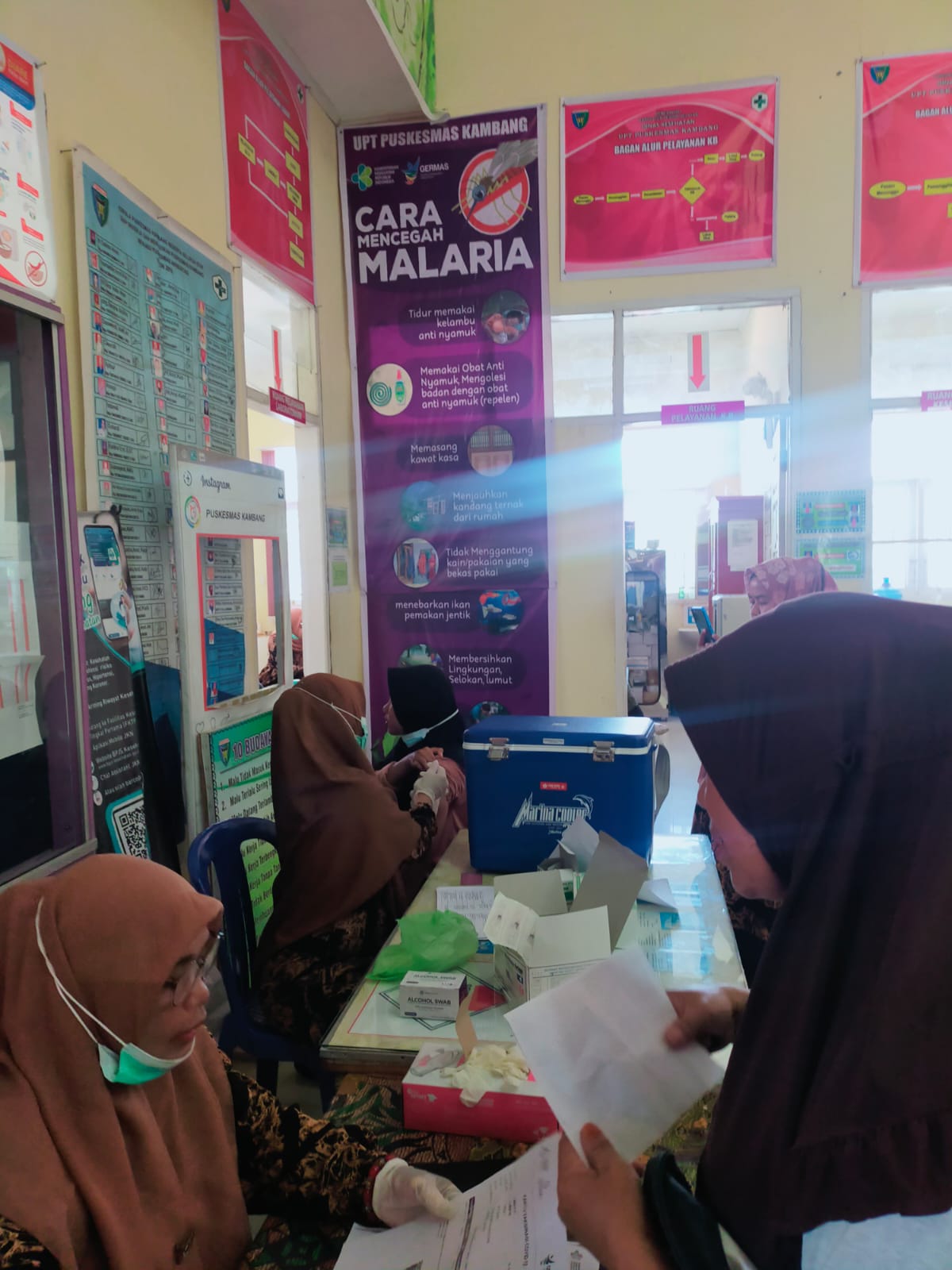 Pelaksanaan Vaksinasi booster kepada masyarakat di puskesmas kambang\"